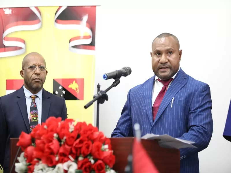 Bantuan Kemanusiaan RI untuk Papua Nugini Tiba di Port Moresby 1 Menteri Pertahanan selaku Menteri Koordinator Bidang Kebencanaan Papua Nugini Dr. Billy Joseph, PhD (kanan) menyampaikan pidato sambutan diplomatik kepada rombongan delegasi Republik Indonesia yang dipimpin oleh Kepala BNPB di ruang VIP Bandara Internasional Jacksons, Port Moresby, Papua Nugini, Selasa (9/7). (Foto: Dok Humas BNPB).