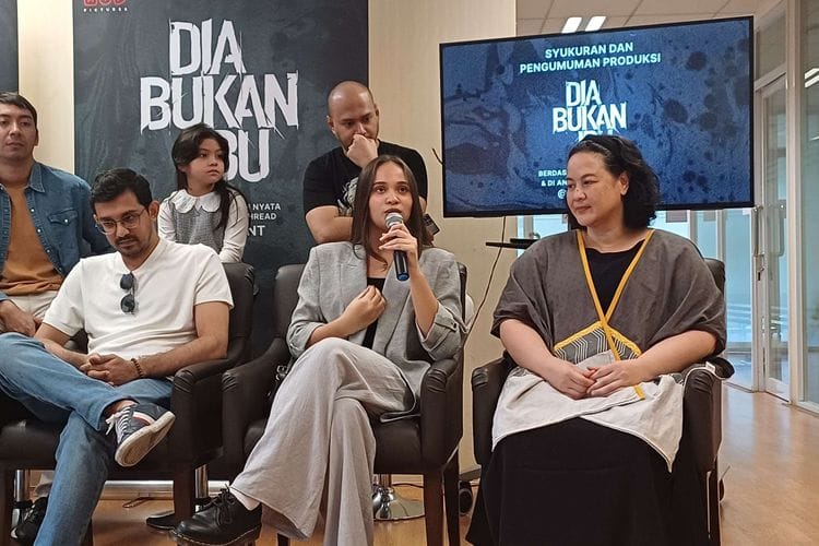 MVP Pictures Merilis First Look Dia Bukan Ibu: Brutal Dan Misterius ...
