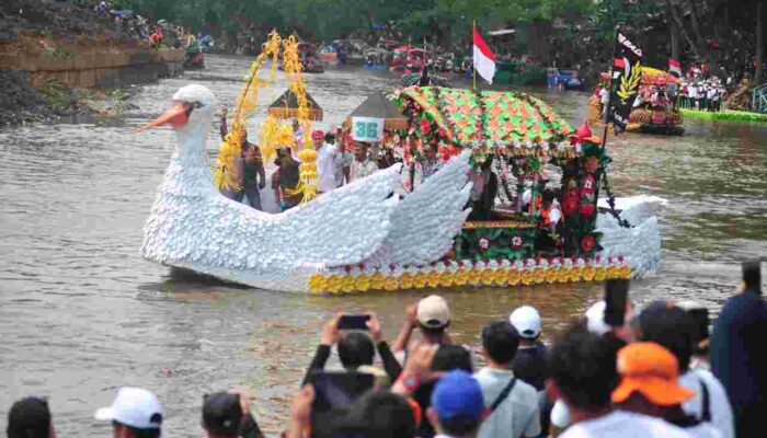 Festival Cilung 2025: Sungai Ciliwung Berhias 43 Perahu Plastik Daur Ulang 1 siaranpers pemprov dki 20250928170735 46zj0g 462
