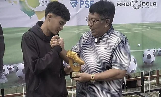 Bina Mutiara Juara Liga Jakarta U17 Piala Gubernur 2025 1 Achmat Nabil terima trofi 630x380 1