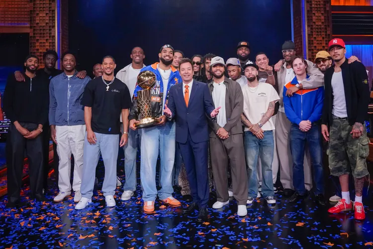 Juara NBA 2026, New York Knicks Rayakan Gelar di Acara Jimmy Fallon 1 Tonight Show New York Knicks Championship Team Jimmy Fallon 061526 ad2f34d8c0da4f52bcea5c7535b9f11a